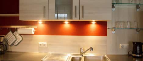 Kühlschrank, Mikrowelle, Ofen, Herdplatte