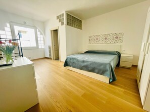 2 bedrooms, desk, iron/ironing board, bed sheets