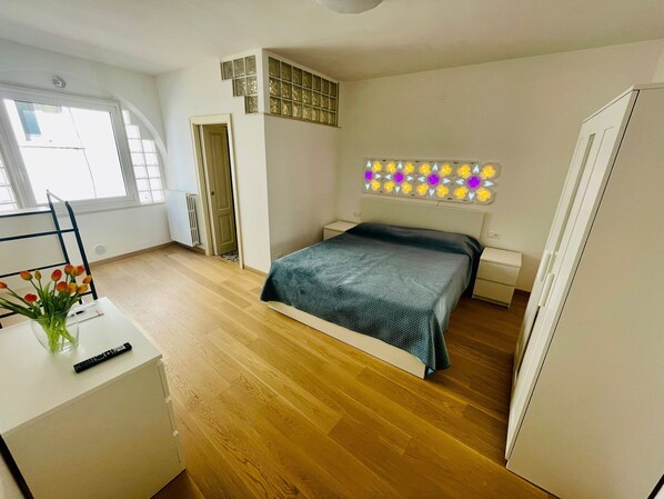 2 bedrooms, desk, iron/ironing board, bed sheets