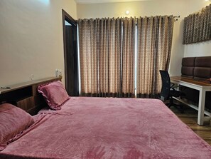 2 chambres, fer et planche à repasser, Wi-Fi, draps fournis