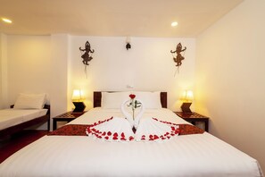 Deluxe-Doppelzimmer | Zimmersafe, Schreibtisch, schallisolierte Zimmer, Bügeleisen/Bügelbrett