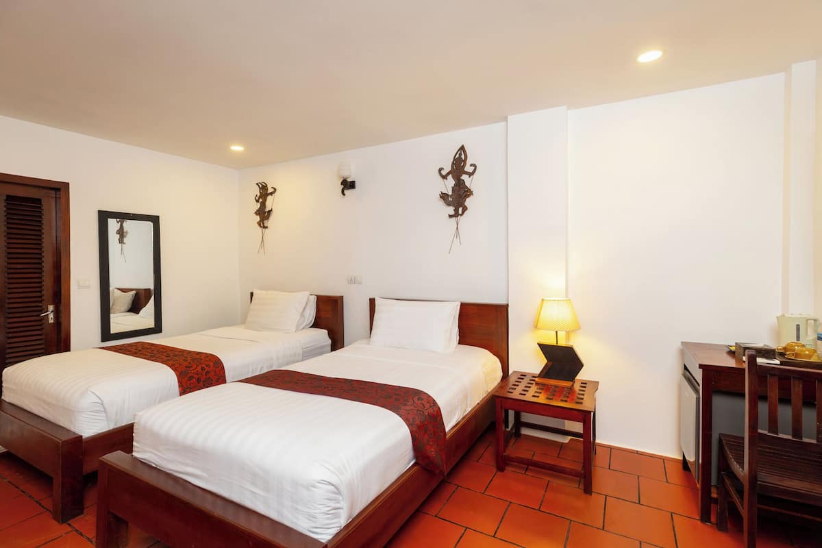 Deluxe Twin Room | In-room safe, desk, soundproofing, iron/ironing board