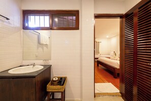 Ducha, secador de pelo, pantuflas, toallas