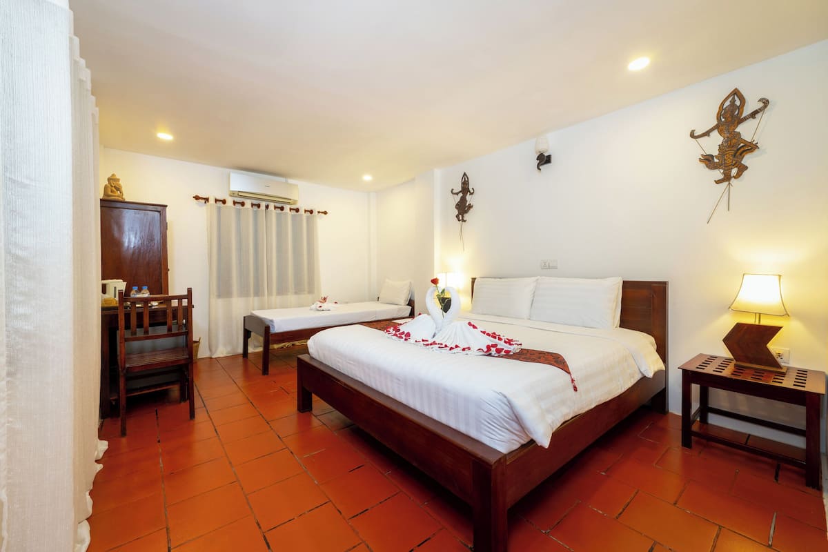 Deluxe Double Room | In-room safe, desk, soundproofing, iron/ironing board