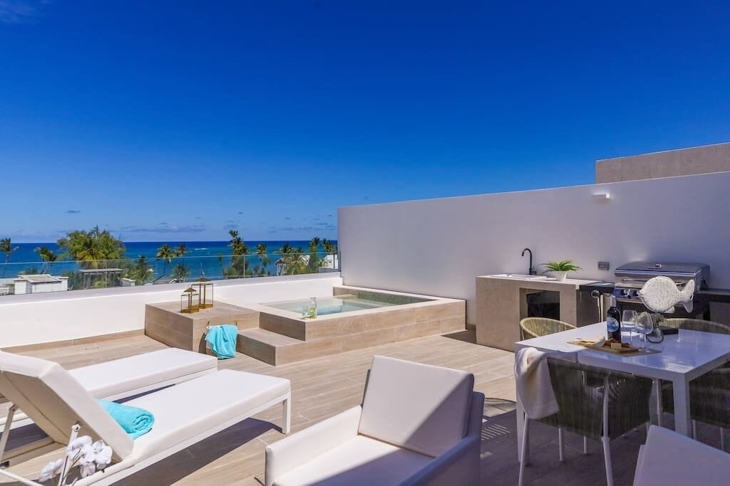 Cobertura luxo, 3 quartos, vista parcial para o oceano | Sacada