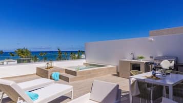 Cobertura luxo, 3 quartos, vista parcial para o oceano | Sacada