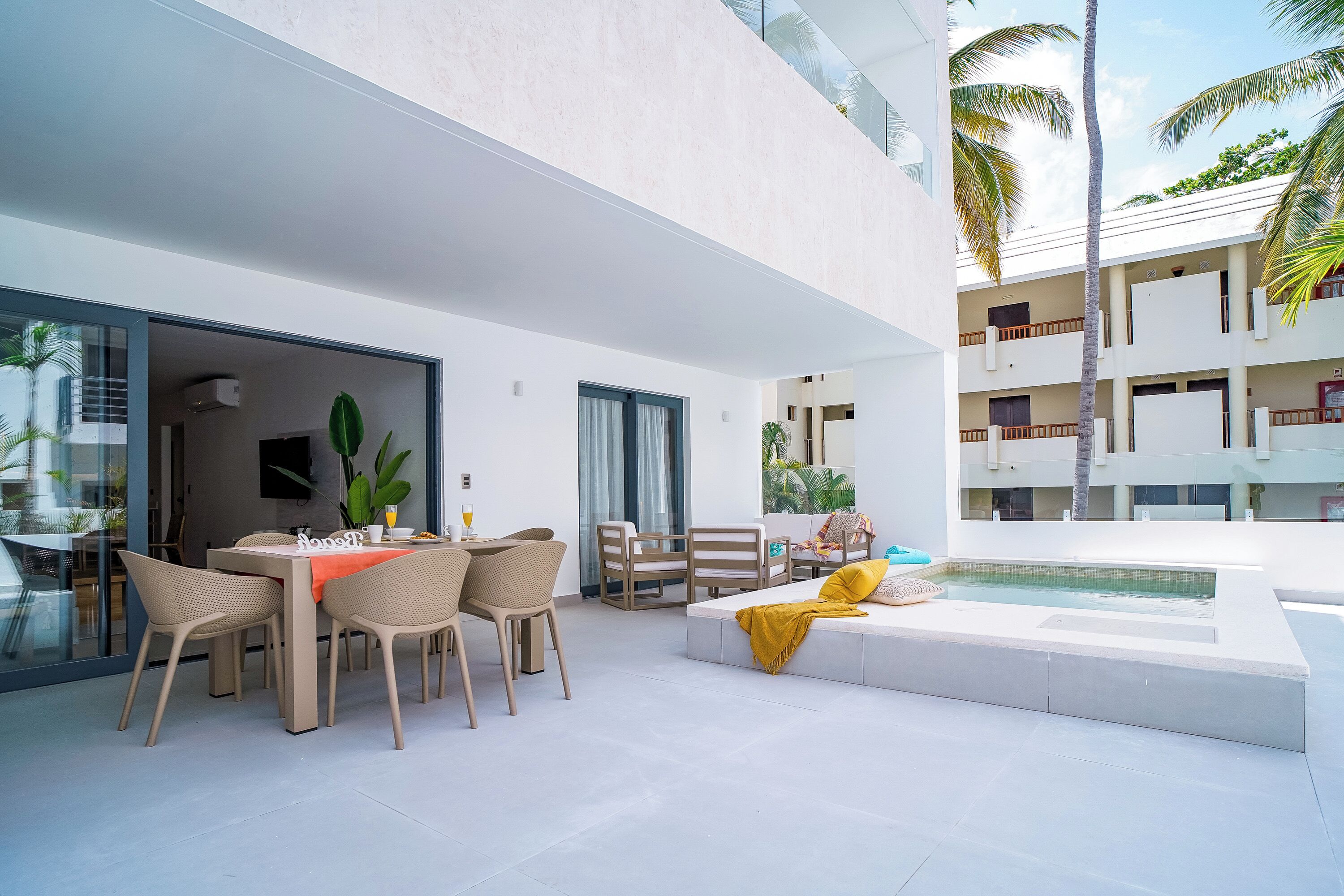 Eine moderne Terrasse im Freien mit Essbereich, Sitzgelegenheiten und einem Pool.