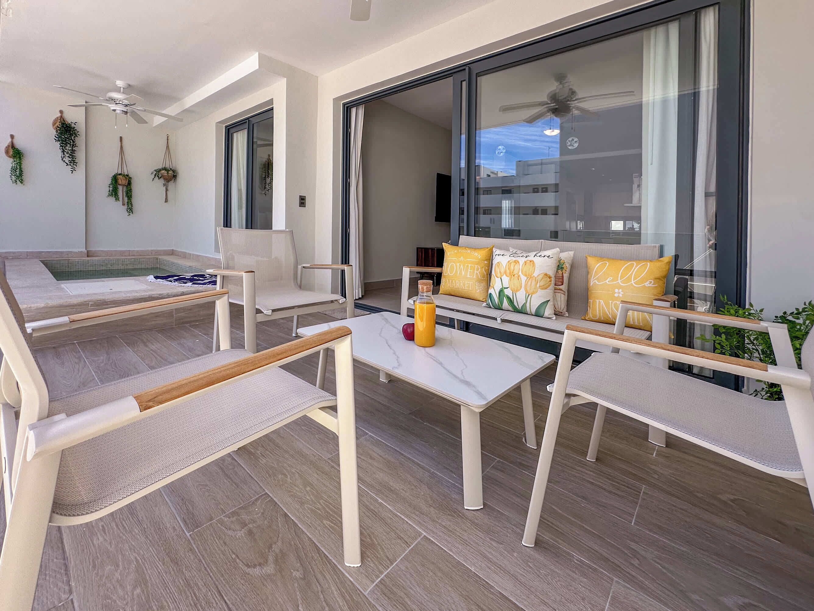 Un soggiorno moderno con divano, tavolino da caffè e una piccola zona piscina.