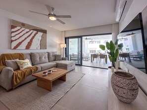 Una sala moderna con un sofá, una mesa de centro y un jarrón grande.
