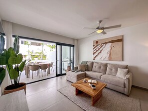 Apartament de luxe, 3 dormitoris, vistes parcials a l'oceà | Caixa forta a l'habitació, decoració individual i mobiliari individual 