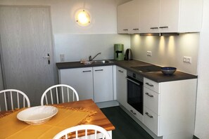 Kylskåp, mikrovågsugn, spishäll och kaffe- och tebryggare