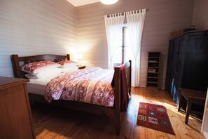 2 slaapkamers, een strijkplank/strijkijzer, internet, beddengoed