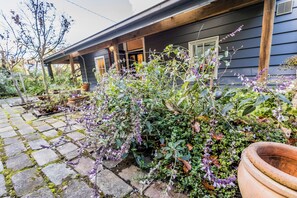 Exterior detail - Blue Mountains Bliss Cottages Katoomba - Rosebud, 100 Year Old Rosebud Cottage - Closest to Town (Katoomba)