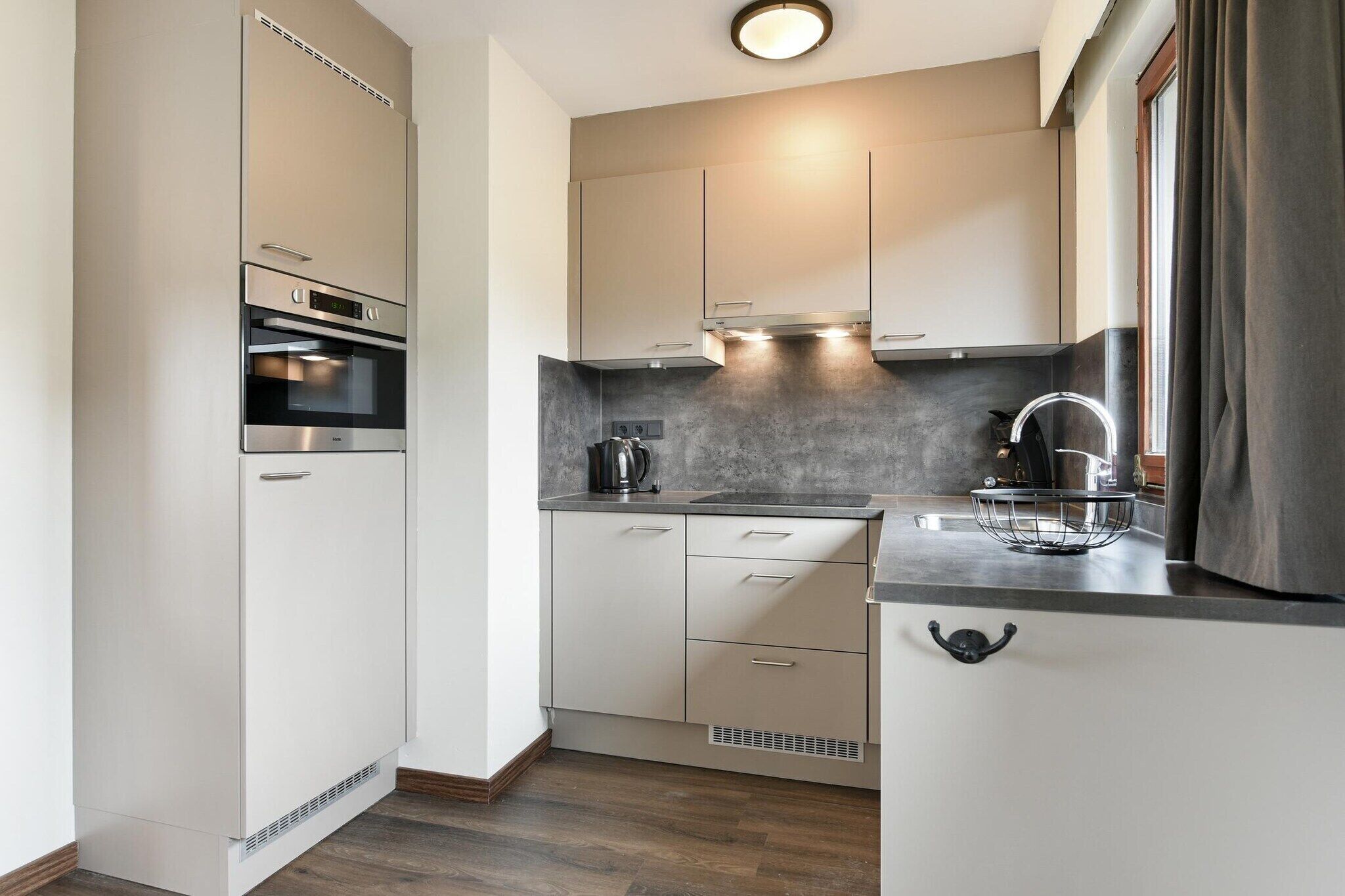 Geladeira, micro-ondas, cooktop, lava-louças