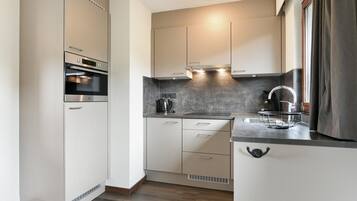 Geladeira, micro-ondas, cooktop, lava-louças