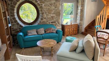 Télévision, lecteur de DVD, livres