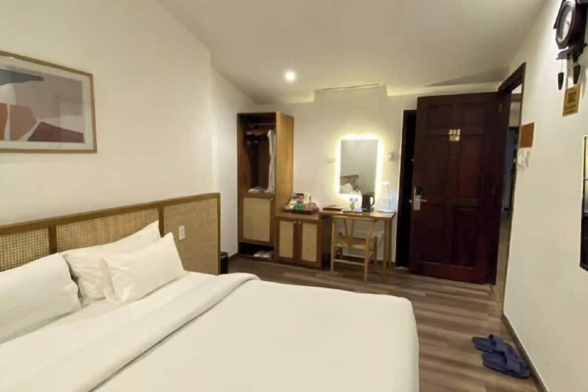 Minibar, iron/ironing board, free WiFi, bed sheets