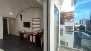 家庭客房 | 浴室 | 淋浴設備、名牌盥洗用品、吹風機、浴袍