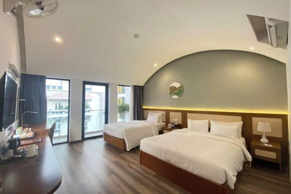 Minibar, iron/ironing board, free WiFi, bed sheets