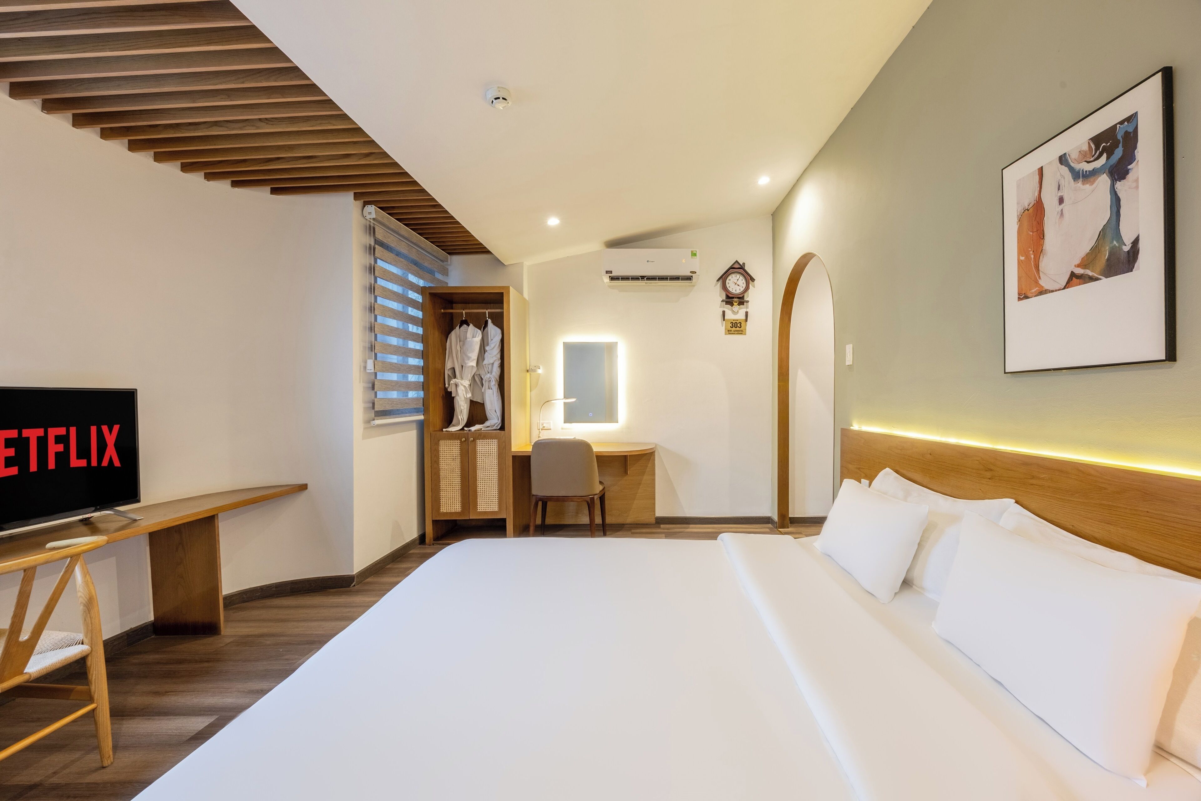 Deluxe Double Room | Minibar, iron/ironing board, free WiFi, bed sheets