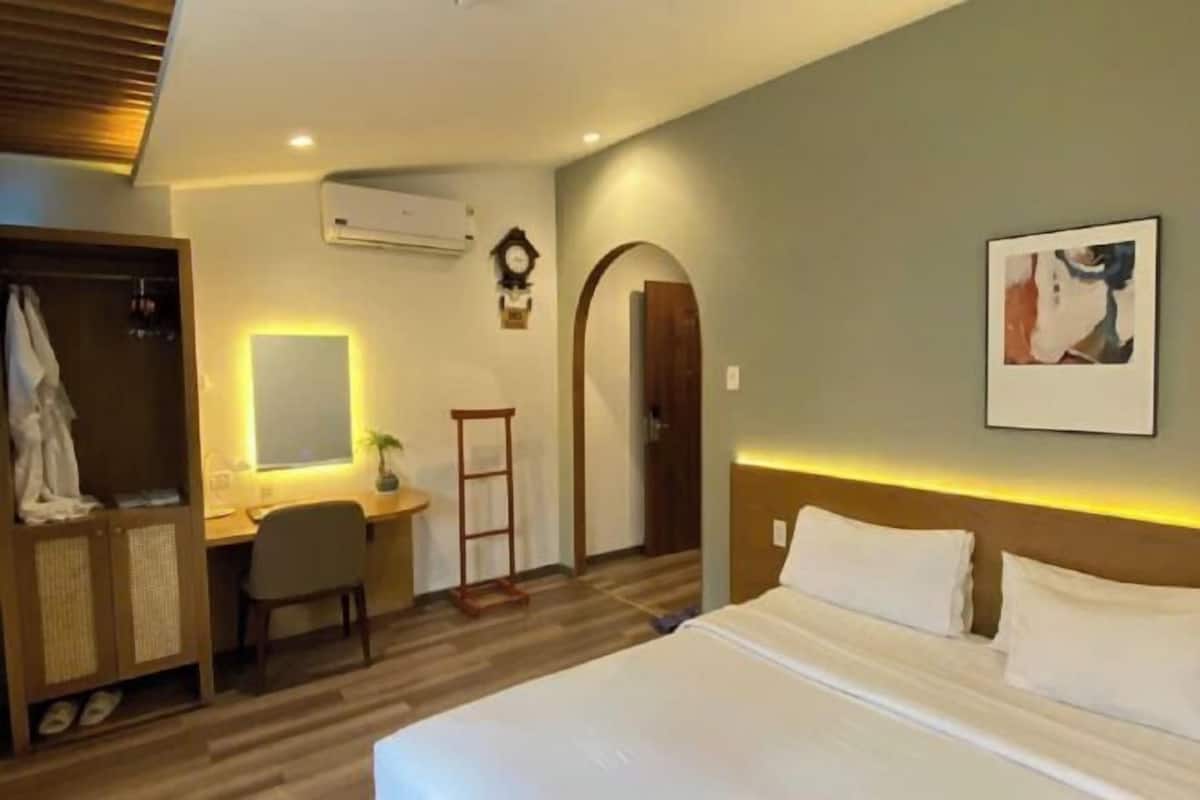 Minibar, iron/ironing board, free WiFi, bed sheets