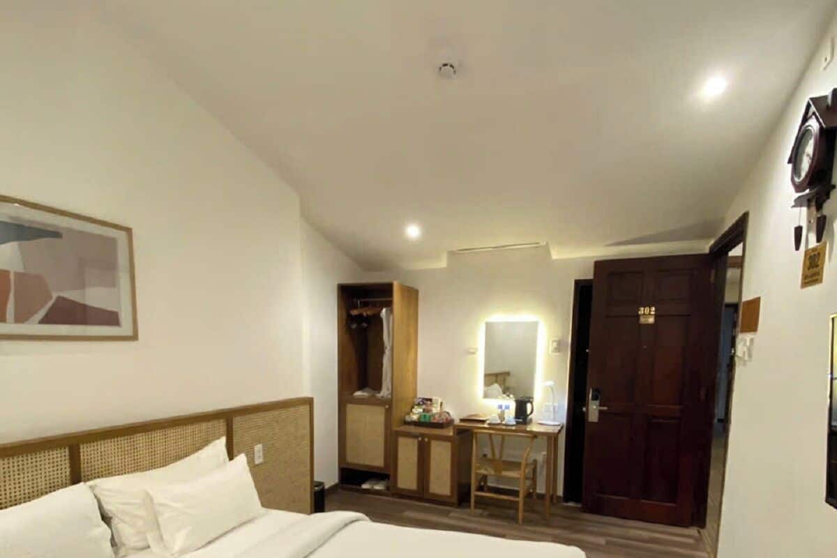 Standard Double Room | Minibar, iron/ironing board, free WiFi, bed sheets