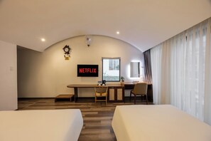 Habitación familiar | Minibar, tabla de planchar con plancha, wifi gratis y ropa de cama 
