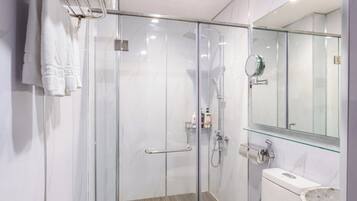 Family Room | Bathroom | Shower, designer toiletries, hair dryer, bathrobes