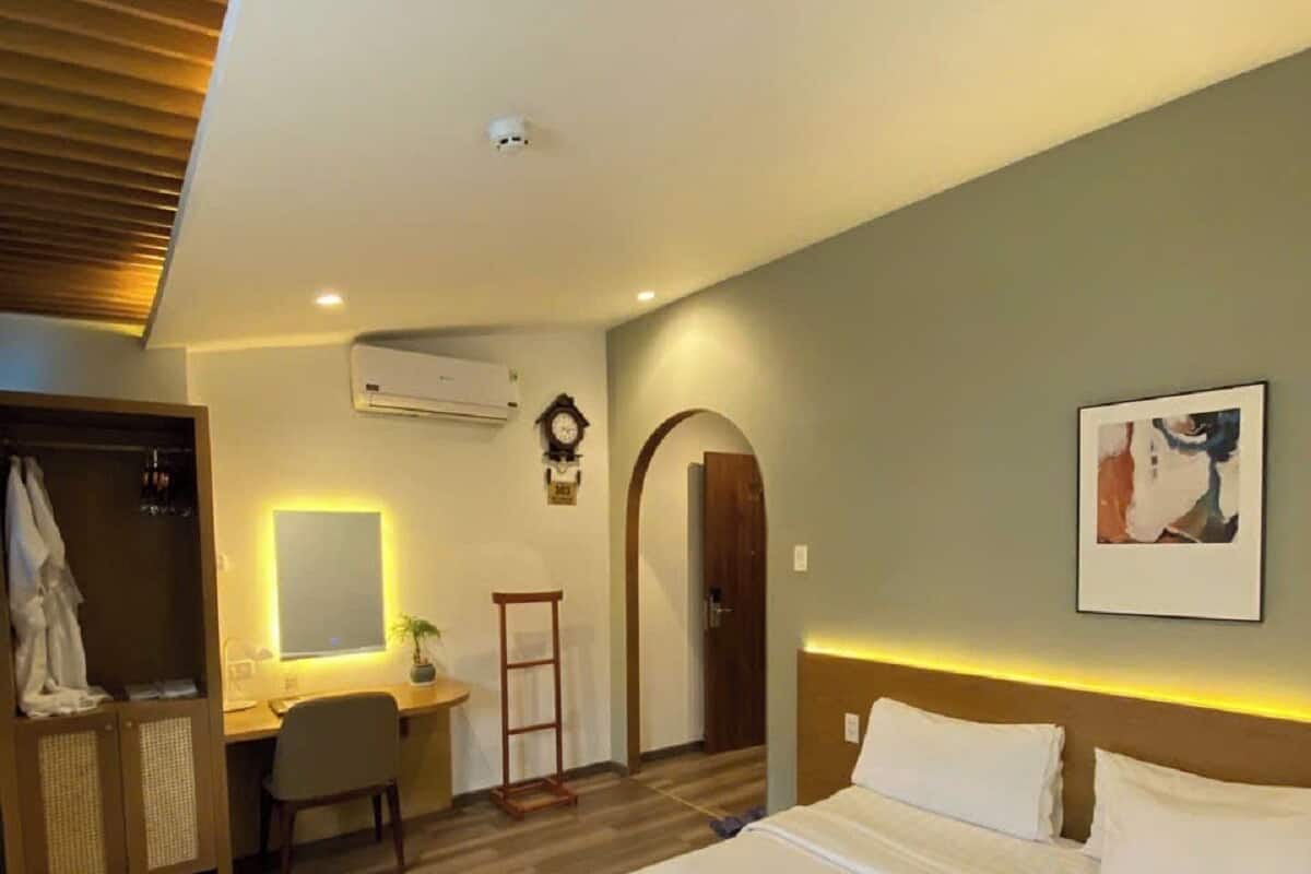Deluxe Double Room | Minibar, iron/ironing board, free WiFi, bed sheets