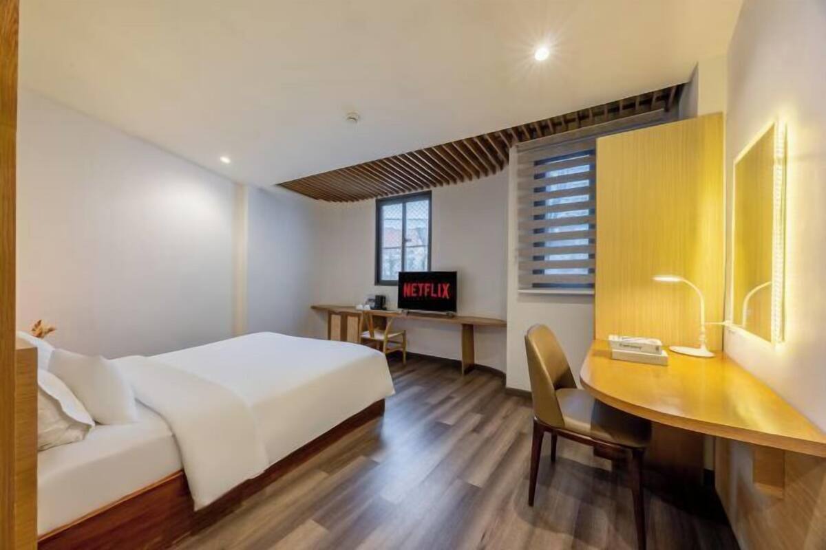 Minibar, iron/ironing board, travel crib, WiFi (free)