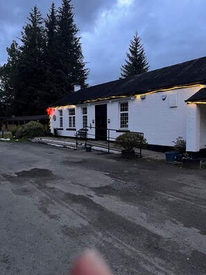 Front of property - Ben More Lodge (Crianlarich)