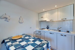 Fridge, stovetop, coffee/tea maker, cookware/dishes/utensils - Appartamentino Duplex Isola Piana (Sardegna)