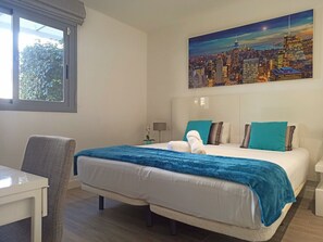 Tabla de planchar con plancha, wifi y ropa de cama 