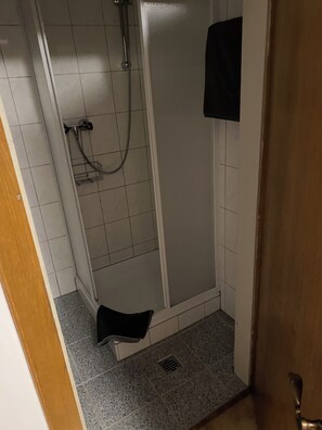 Dusch, hårtork, handdukar och tvål