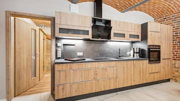 Full-sized fridge, microwave, oven, stovetop