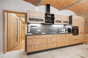 大型冰箱、微波爐、烤箱、爐台