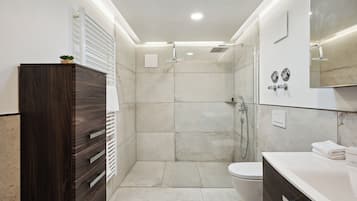 Deluxe Apartment | Bilik Mandi | Kelengkapan dandanan diri percuma, pengering rambut, selipar