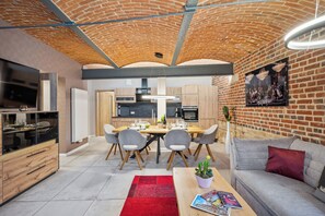 Deluxe-Apartment, 2 Schlafzimmer, Nichtraucher | Wohnbereich | Flachbildfernseher