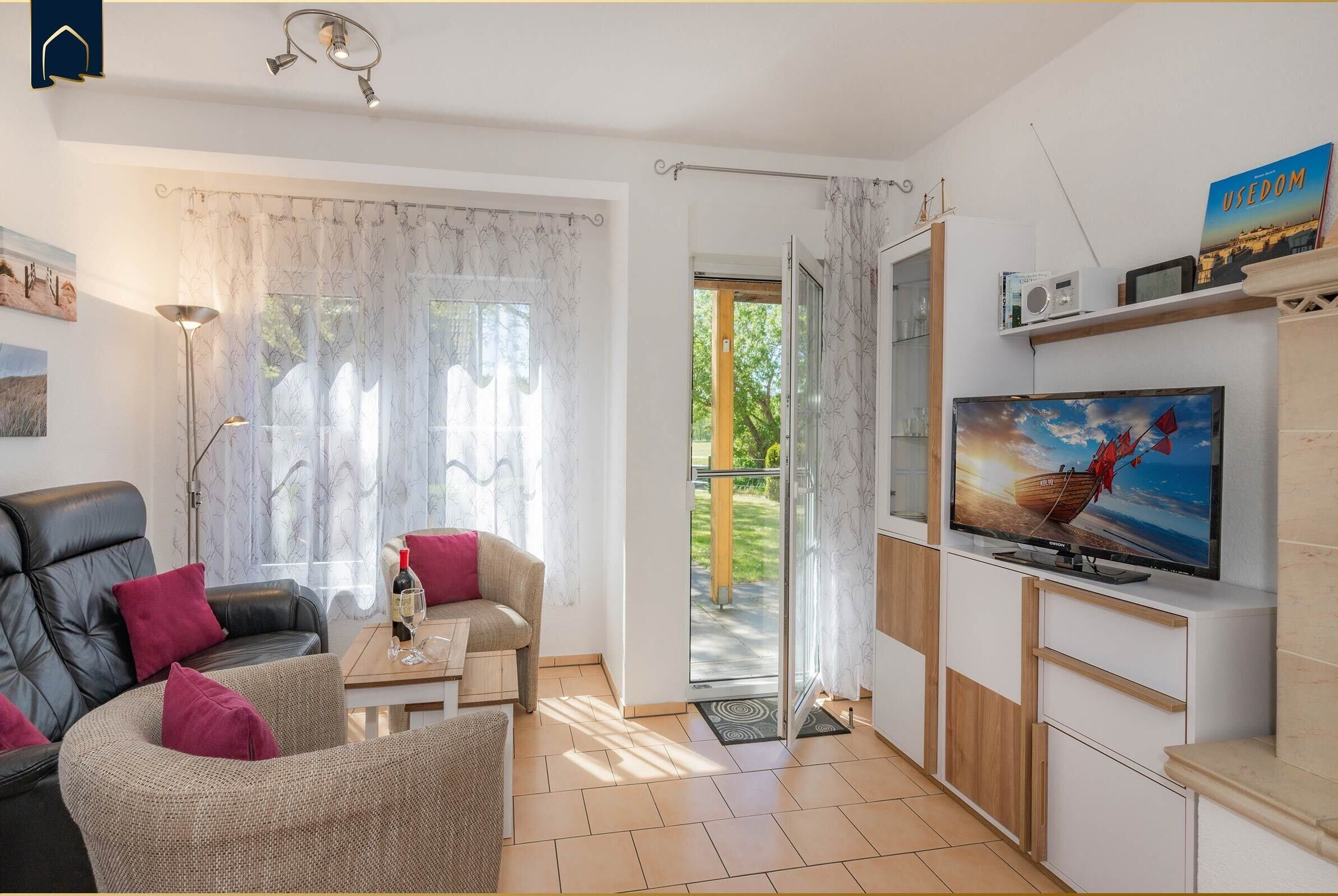 Una televisión, una chimenea, libros, un reproductor estéreo