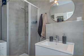 Shower, hair dryer - Moderne Ferienwohnung mit Gartenblick in Koserow (Koserow)