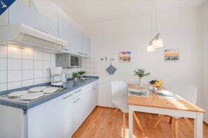 Kylskåp, mikrovågsugn, spishäll och diskmaskin