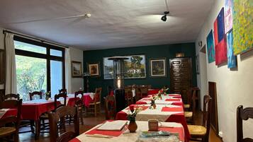 Free daily cooked-to-order breakfast