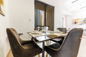 Dining - Luxurious 1-Bd Gem in JBR: Elegant & Compact Bliss (Dubai)