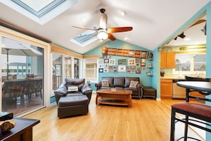 Smart-TV, DVD-Player, Tischfußball, Bücher