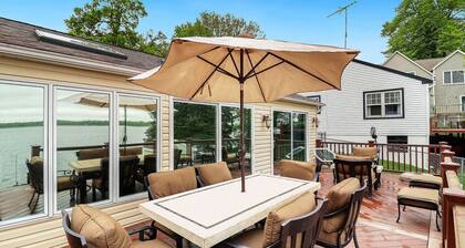 Captain`s Quarters 2/2 Lake Life Dream Home with Hot Tub