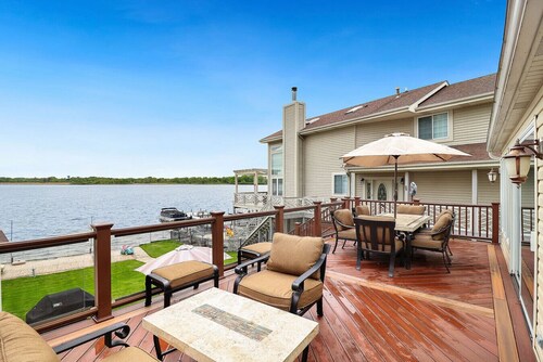 Captain`s Quarters 2/2 Lake Life Dream Home with Hot Tub