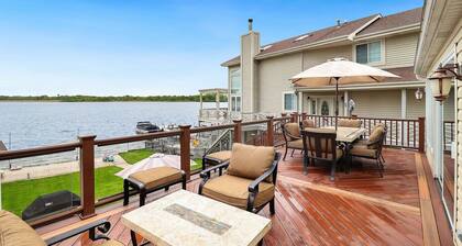 Captain`s Quarters 2/2 Lake Life Dream Home with Hot Tub