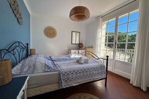 5 室のベッドルーム、デスク、アイロン / アイロン台、旅行用ベビーベッド