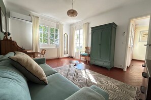 スマートテレビ、暖炉、DVD プレーヤー、書庫