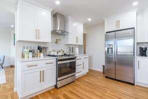 Fridge, microwave, oven, stovetop - 30% OFF / Easy Parking / Mins to SF / Lovely Backyard / Skyline View / Hottub (Daly City)